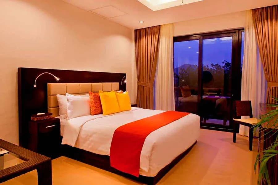 Large king-sized bed of the Clubhouse Superior Large king-sized bed of the Clubhouse Superior