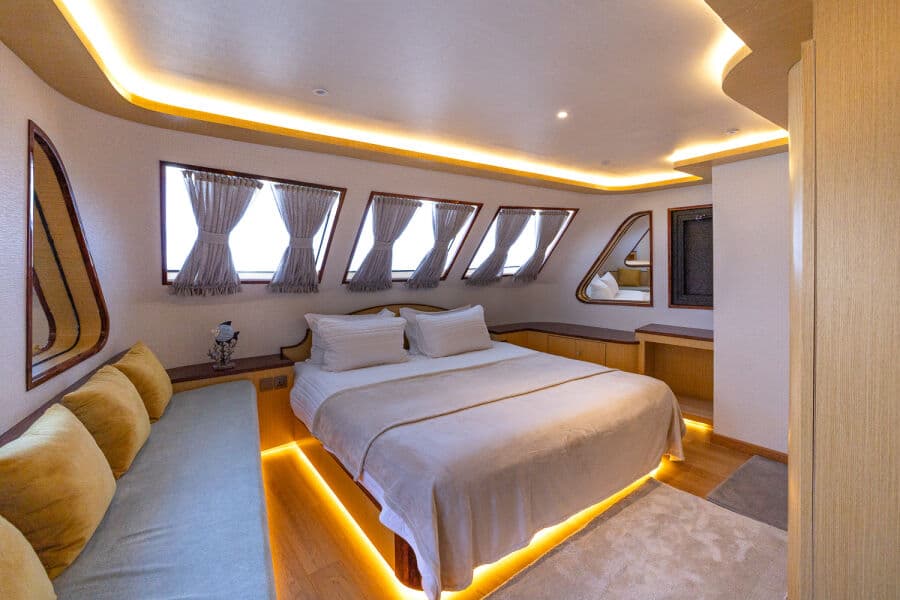 Vision Master Suite Main Deck - image Vision Master Suite Main Deck - image